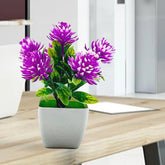 مجموعة واحدة من الزهور الاصطناعية المزروعة في أصيص